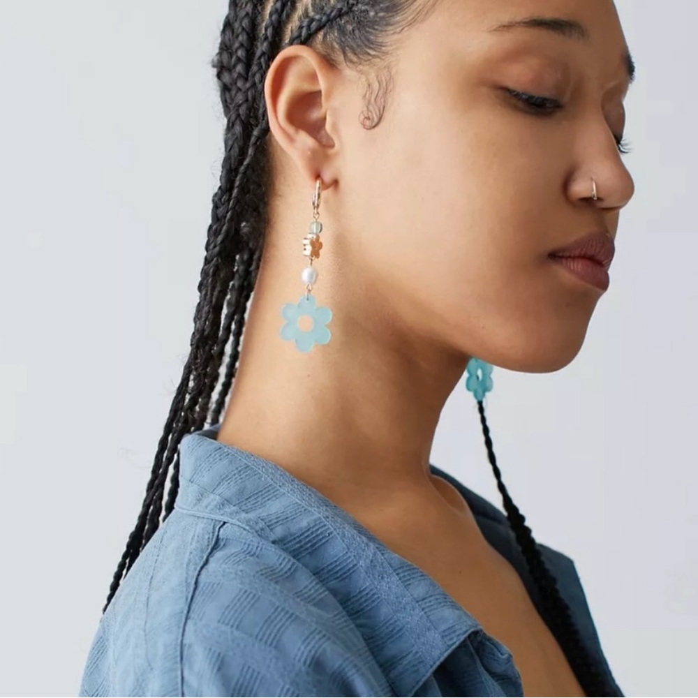 NWT Urban Outfitters Isabella Flower Drop Hoop Earrings - Picture 2 of 6